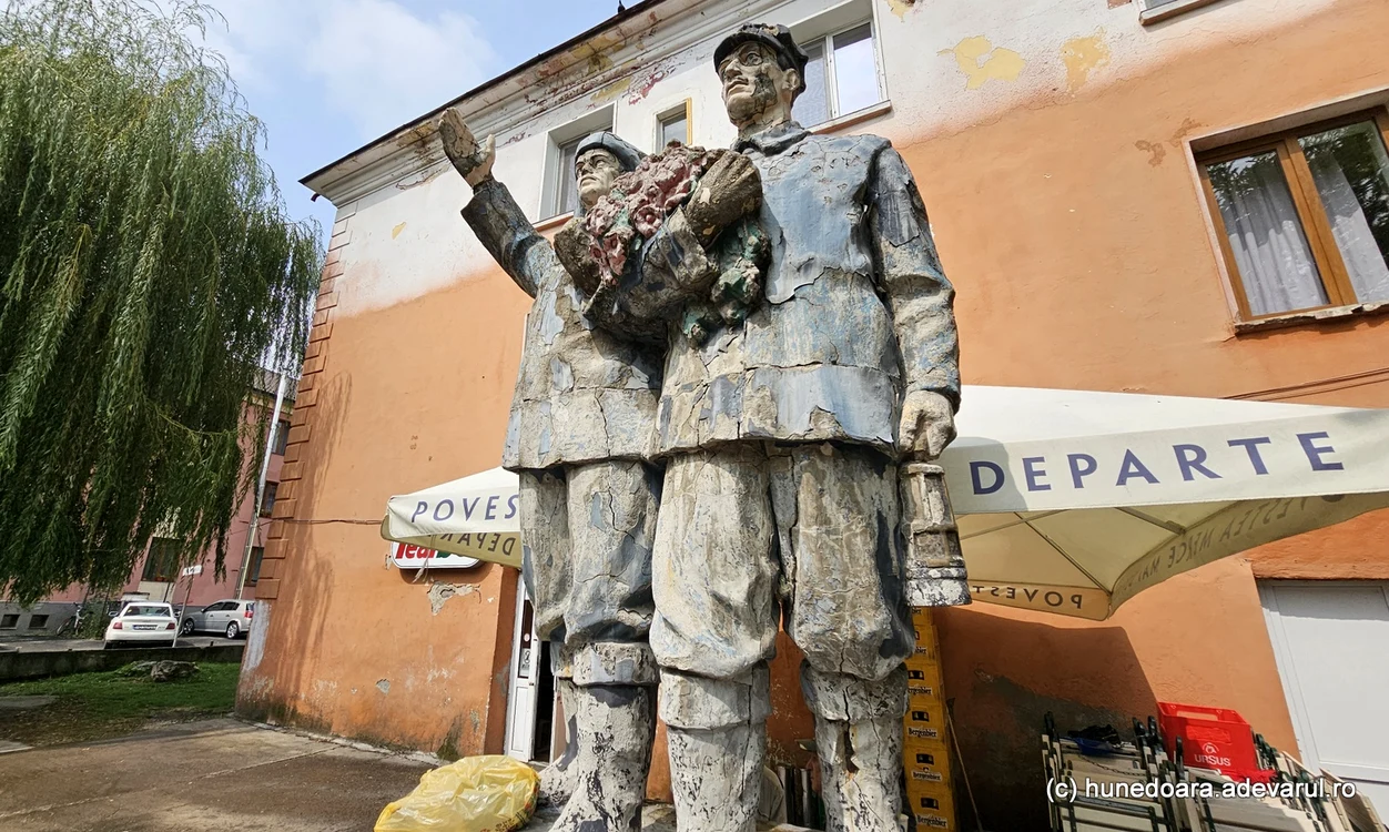 Statuia minerilor din anii '50, de la Uricani. Foto: Daniel Guță. ADEVĂRUL