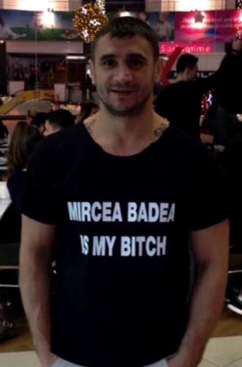 Acesta este tricoul pe care Marius Tiţă l-a purtat într-un mall din Capitală