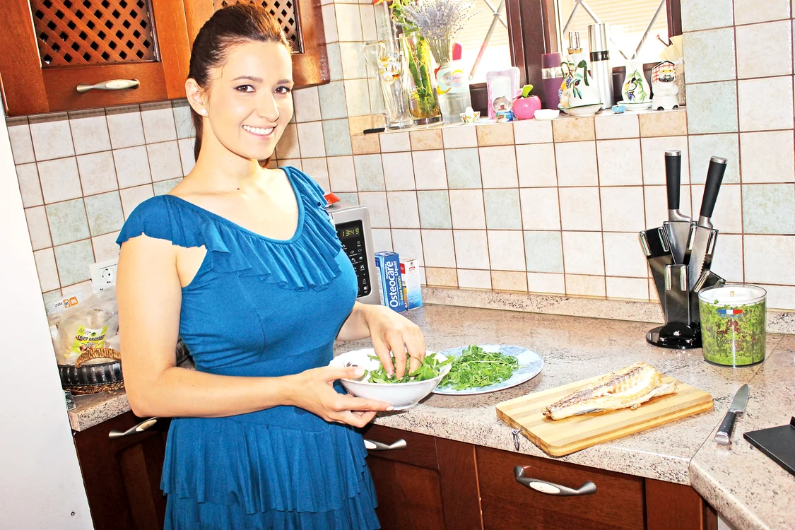 
    Prezentatoarea TV Ela Crăciun  ţine o dietă strictă, cu  meniu complet întocmit  la începutul lunii, pe zile   