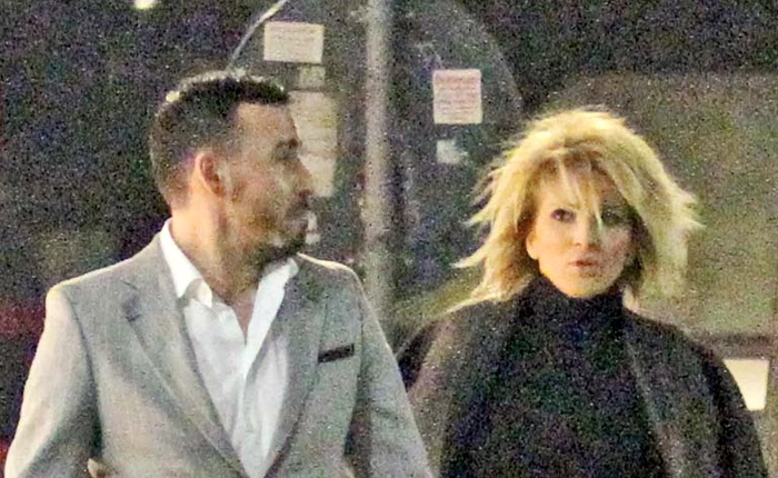 
    Galant, „prinţul” i-a deschis  iubitei portiera de la maşinăFoto: Mihai Ionescu  