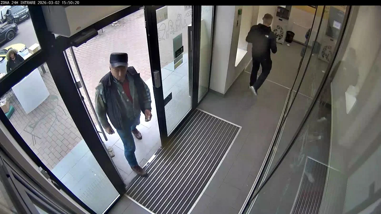 Bani retrași fraudulos de la un bancomat din Piatra Neamț. Poliția caută suspectul și cere ajutorul cetățenilor