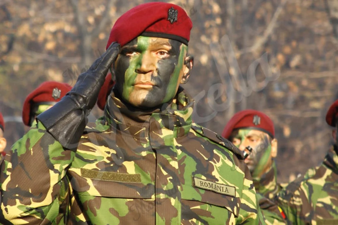 Militarii români salută ducându-şi mâna la tâmplă, cu palma orientată în jos. FOTO rgnpress.ro