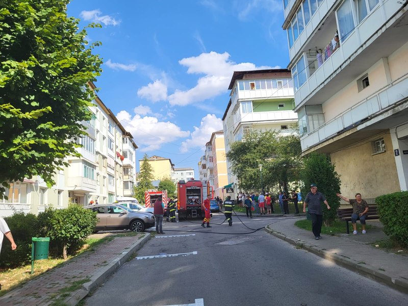 Două intervenții de evacuare de persoane la Piatra Neamț. Într-un bloc a fost incendiu, în altul a fost tăiată țeava de gaze