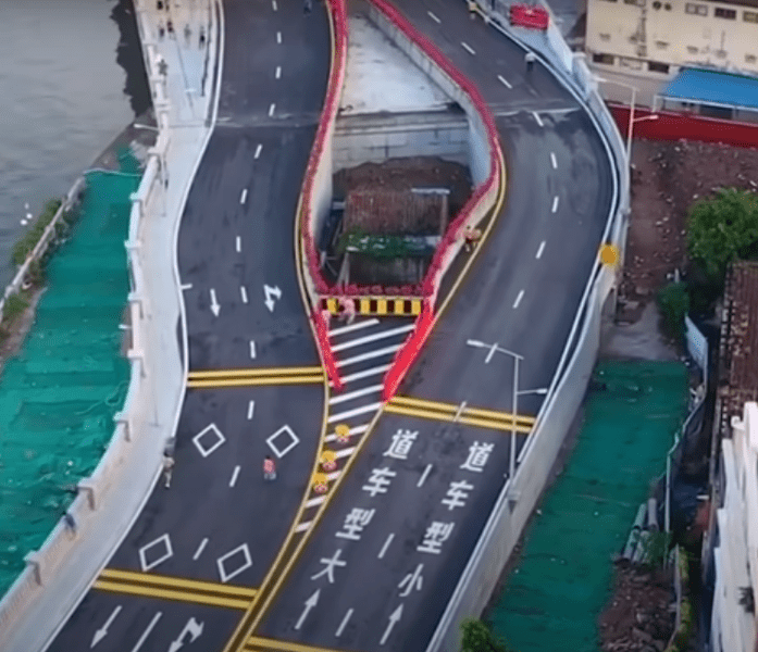 China: Un pod de pe o autostradă a fost construit în jurul unei case, după ce proprietara a refuzat să se mute VIDEO
