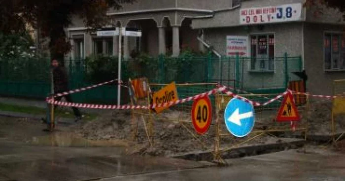Râmnicu Vâlcea: Muncitorii au abandonat lucrările din cauza ploii