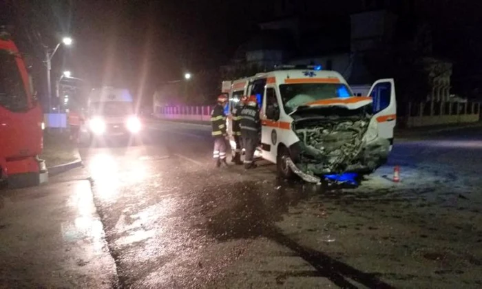 Ambulanţa implicată în accident FOTO obiectivbr.ro