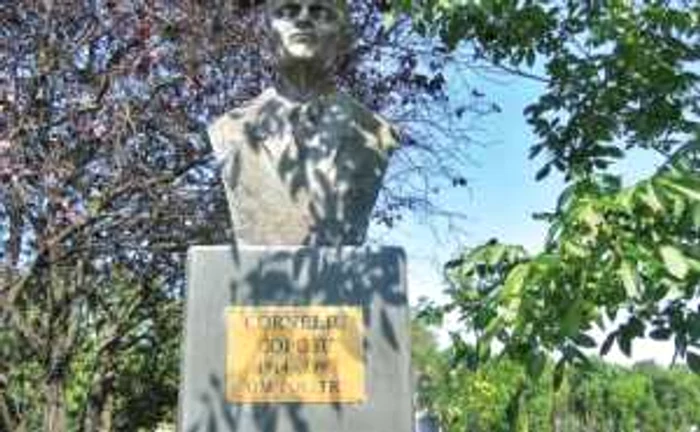 Bustul din Arad al lui Corneliu Coposu