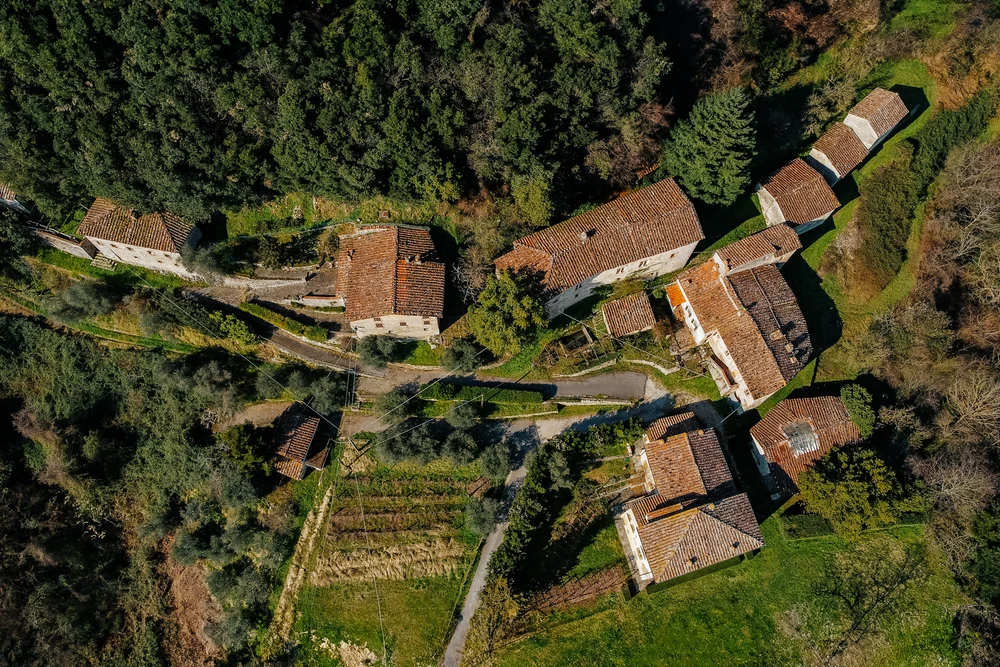 Peste 90 de oameni au cumpărat împreună un sat din Toscana. Cum funcționează proiectul care încearcă să reinventeze viața în comunitate