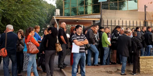 Jurnaliştii „The Sun“ descriu situaţia de la Consulatul României