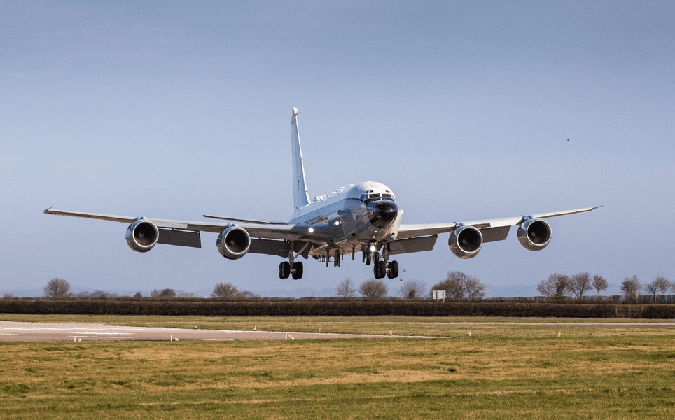 Filmul incidentului în care un avion rusesc trage spre o aeronavă britanică deasupra Mării Negre