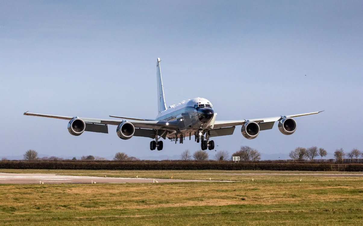 Avioanele de supraveghere au reluat misiunile, dar cu escortă de vânătoare