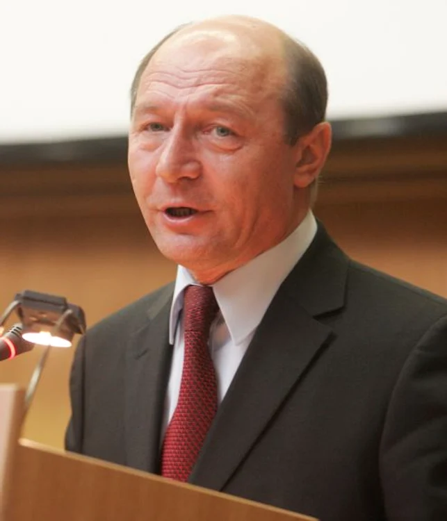 Băsescu propune Parlament unicameral şi reducerea numărului aleşilor