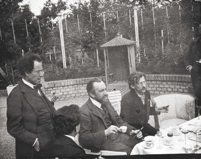 Max Rienhardt (cu spatele), Gustav Mahler (în picioare), Carl Moll, Alfred Roller în 1903, la Viena