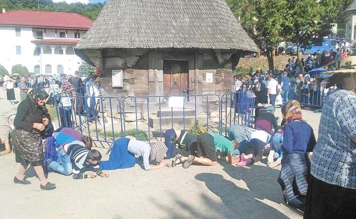 100.000 de credincioşi au venit la Mănăstirea Nicula de Sfânta Maria. 200 de oameni au avut nevoie de îngrijiri medicale. Călugării au pregătit 20.000 de sarmale pentru pelerini
