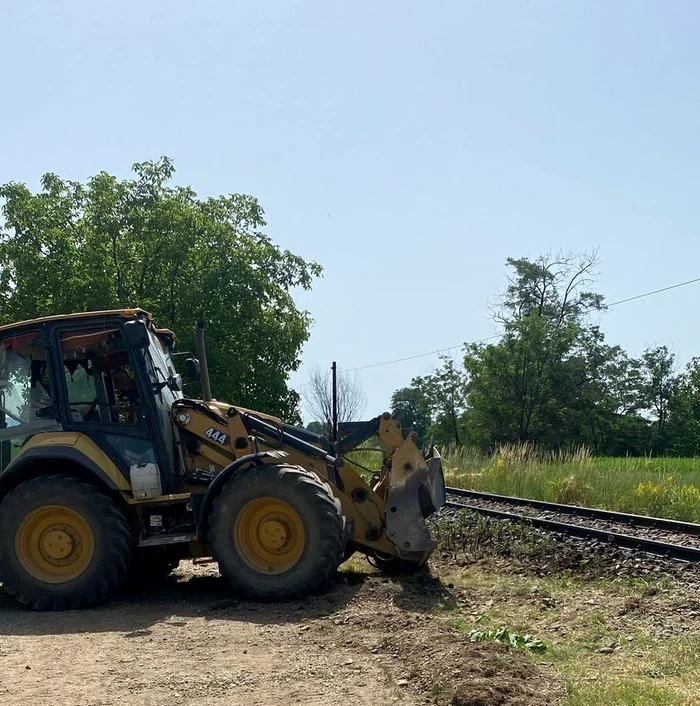 Utilajul lovit de tren FOTO: ISU