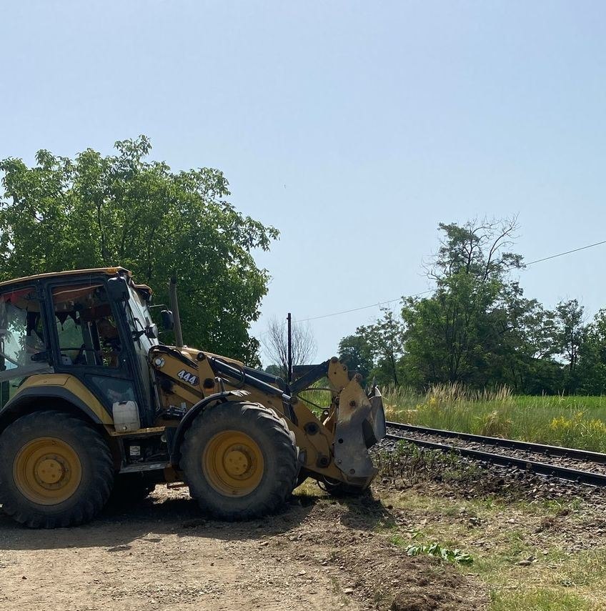 Un tren de persoane a lovit un utilaj care lucra în apropierea căii ferate. Întârziere majoră pentru călători Un tren de persoane a lovit un utilaj care lucra în apropierea căii ferate. Întârziere majoră pentru călători
