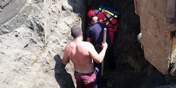 Muncitorul a fost acoperit cu pământ până la gât