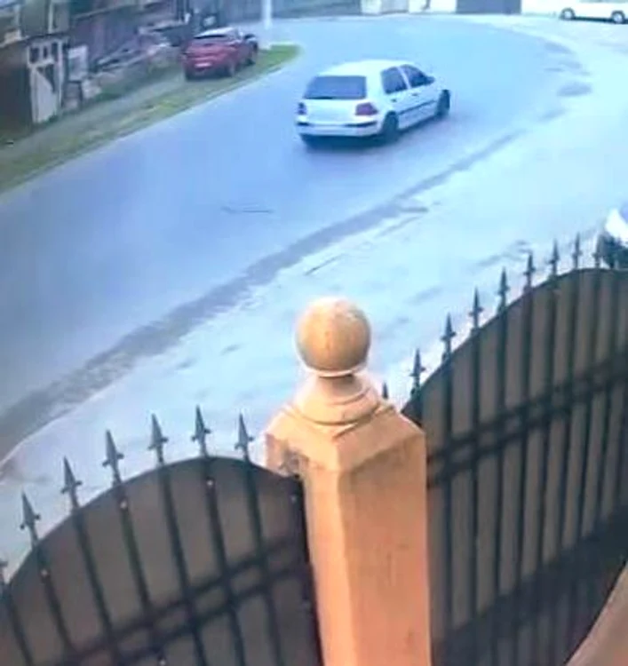 Polițistul a intrat cu mașina într-un gard FOTO: Captură video