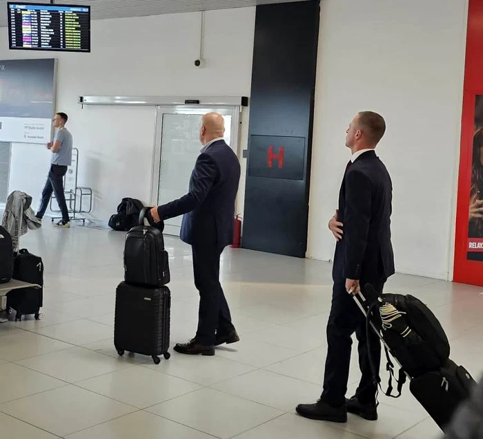 Ilie Bolojan, așteptând avionul de Oradea FOTO: LTM