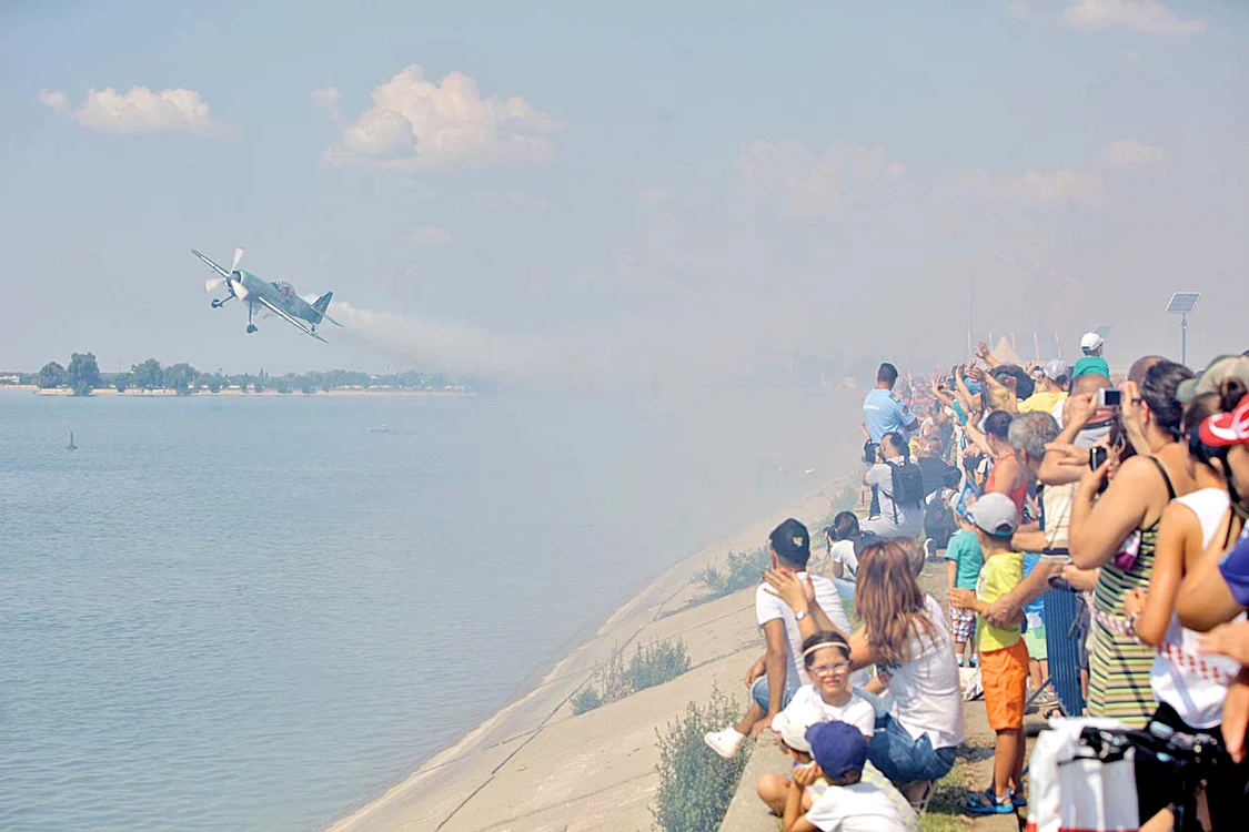 Sute de oameni au admirat spectacolul aviatic