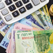 Factura - bani - calcule- buget - datorii FOTO Shutterstock 