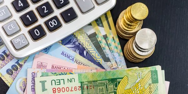Factura - bani - calcule- buget - datorii FOTO Shutterstock 