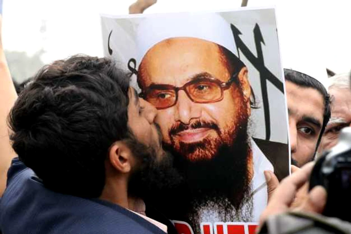 Un barbat saruta un portret al lui Hafiz Saeed FOTO EPA