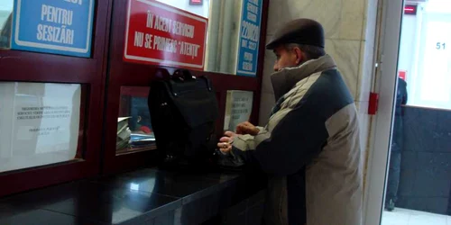 Piteşti: Ghiţeele vor fi securizate cu geamuri antiglonţ