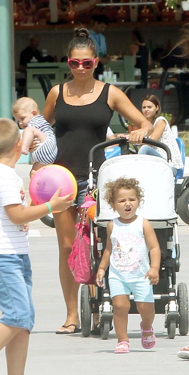 
    Bebe şi Sidonia Ionescu împing căruciorul de cumpărături, în care stătea cuminţică SofiaFoto: Blitz  