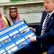 Preşedintele Donald Trump expune o diagramă a vânzărilor de echipamente militare în timp ce se întâlneşte cu Prinţul Mohammed bin Salman din Regatul Arabiei Saudite în biroul oval al Casei Albe în Washington SUA FOTO Guliver Gettyimages DC Dietsch Po