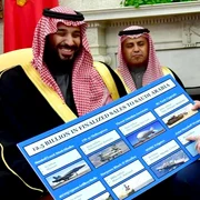 Preşedintele Donald Trump expune o diagramă a vânzărilor de echipamente militare în timp ce se întâlneşte cu Prinţul Mohammed bin Salman din Regatul Arabiei Saudite în biroul oval al Casei Albe în Washington SUA FOTO Guliver Gettyimages DC Dietsch Po