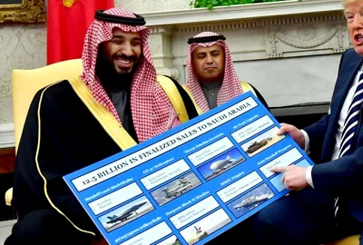 Preşedintele Donald Trump expune o diagramă a vânzărilor de echipamente militare în timp ce se întâlneşte cu Prinţul Mohammed bin Salman din Regatul Arabiei Saudite în biroul oval al Casei Albe în Washington SUA FOTO Guliver Gettyimages DC Dietsch Po