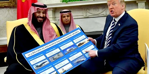 Preşedintele Donald Trump expune o diagramă a vânzărilor de echipamente militare în timp ce se întâlneşte cu Prinţul Mohammed bin Salman din Regatul Arabiei Saudite în biroul oval al Casei Albe în Washington SUA FOTO Guliver Gettyimages DC Dietsch Po