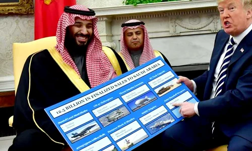 Preşedintele Donald Trump expune o diagramă a vânzărilor de echipamente militare în timp ce se întâlneşte cu Prinţul Mohammed bin Salman din Regatul Arabiei Saudite în biroul oval al Casei Albe în Washington SUA FOTO Guliver Gettyimages DC Dietsch Po