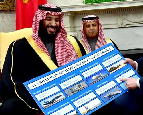 Preşedintele Donald Trump expune o diagramă a vânzărilor de echipamente militare în timp ce se întâlneşte cu Prinţul Mohammed bin Salman din Regatul Arabiei Saudite în biroul oval al Casei Albe în Washington SUA FOTO Guliver Gettyimages DC Dietsch Po