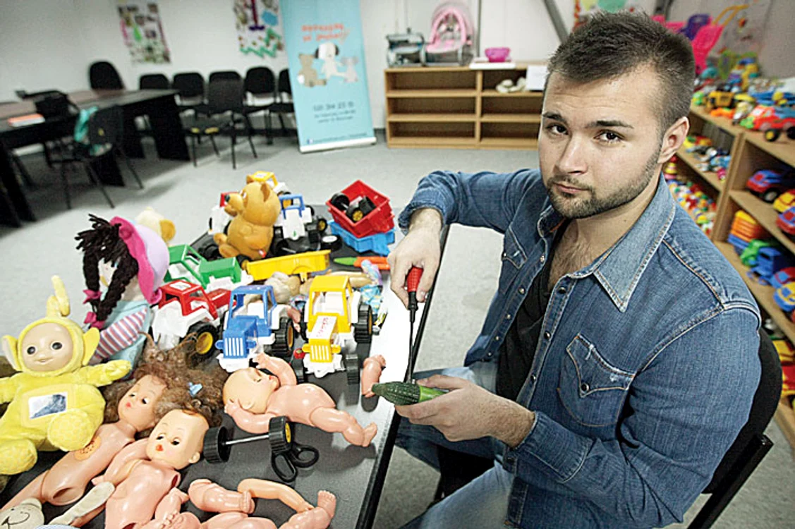 Valentin este cel care le dă „viaţă” jucăriilor stricate