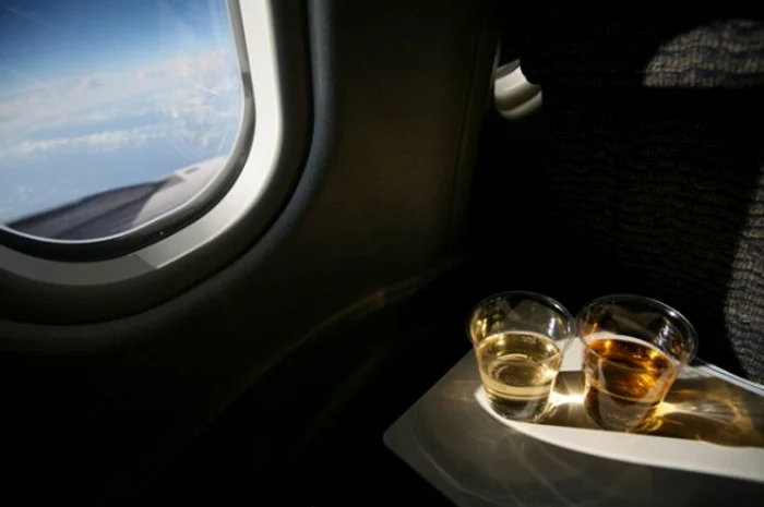 De multe ori, nu e cea mai bună idee să bei când eşti în avionFoto: Click!