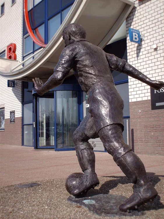 Statuia din fața stadionului echipei olandeze Heerenven FOTO Instagram