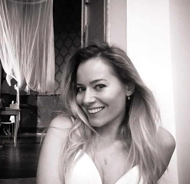 
    Laura Cosoi le-a arătat tuturor costumul de mire al lui Cosmin foto: Arhiva Personală  