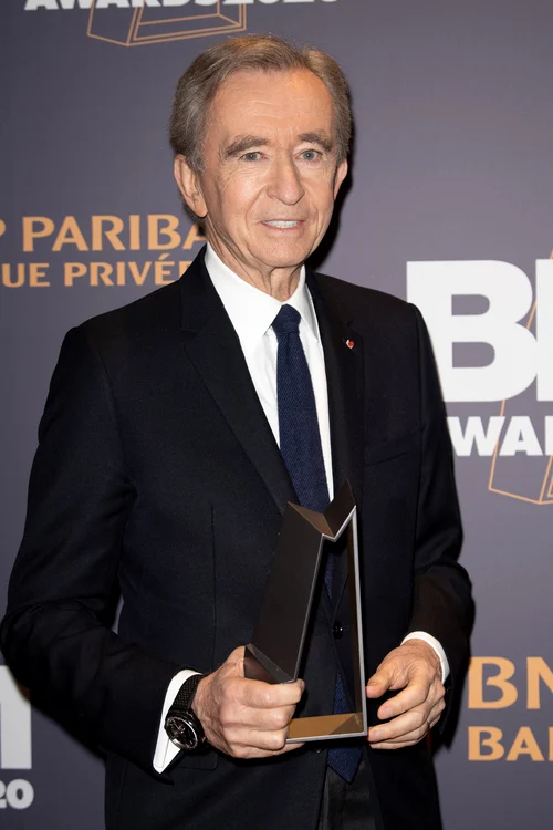 Bernard Arnault, îmbrăcat la costum cu un premiu în mână