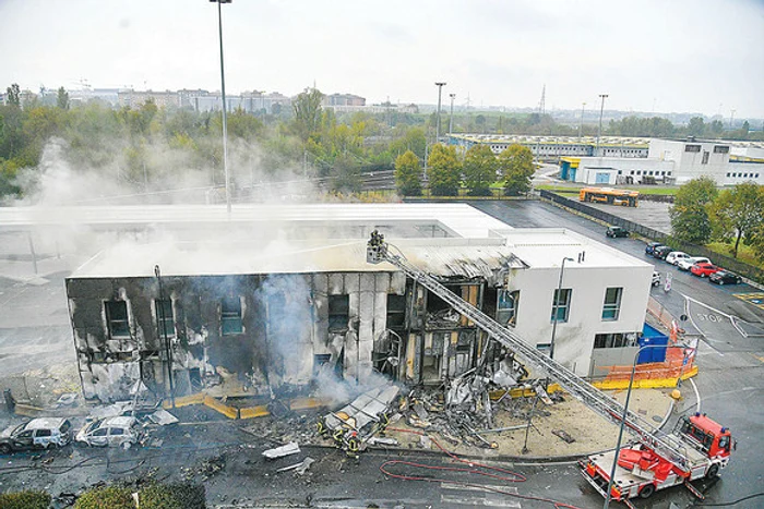 
    Zeci de ambulanţe şi autospeciale au ajuns la locul accidentuluiFoto: EPA-EFE  