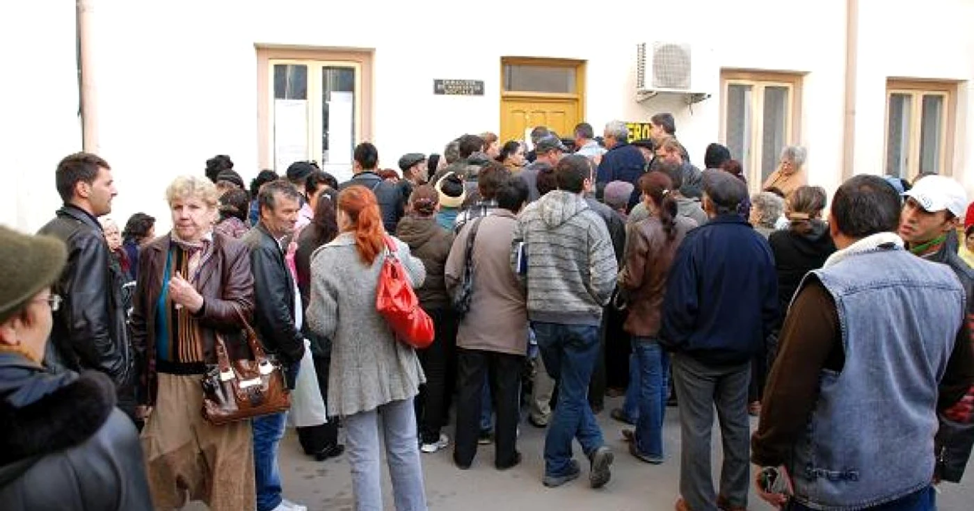 Sute de brăileni se umilesc stând la cozi pentru ajutoare gratuite. 