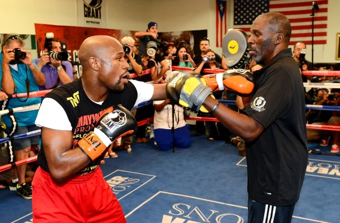 
    Floyd Mayweather s-a antrenat cu unchiul său, Roger, până în 2014Foto: Guliver/ GettyImages  