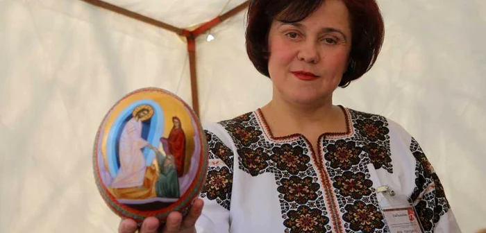 Ieşeanca Ana Tansanu a pictat un ou cu nuanţe de violet pentru preşedintele Băsescu