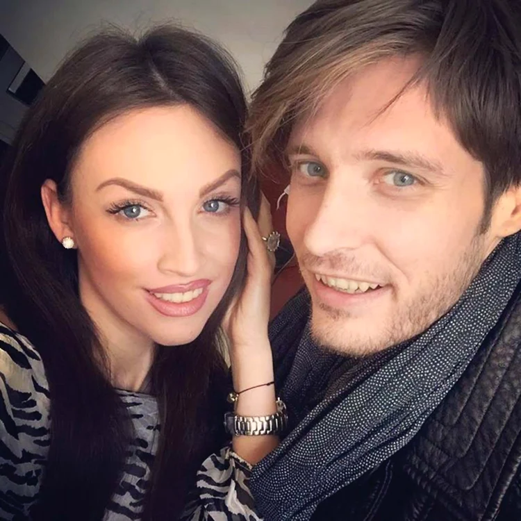 
    Cântăreţul Alex Plângu ne-a povestit cum s-a îndrăgostit în cele mai grele momente din viaţă   