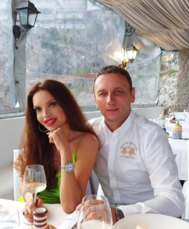 Cristina Spătar este extrem de fericită alături de viitorul ei soț, omul de afaceri, Vicențiu Mocanu