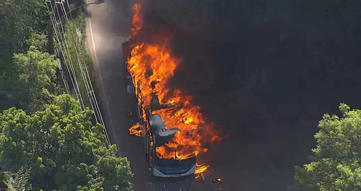 Autobuz incendiat la Rio de janeiro FOTO: Facebook