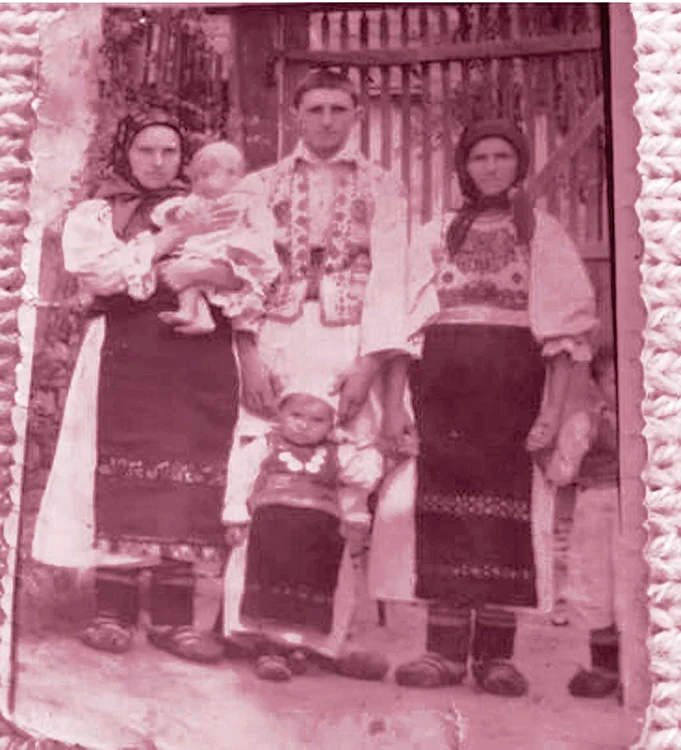 Dochia şi Ion, cu doi dintre copii şi una dintre soacre