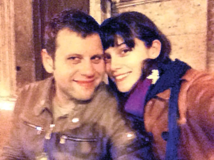 Mihai nu poate renunța la  iubita oficială, fotomodelul  Cristiana Mitrea