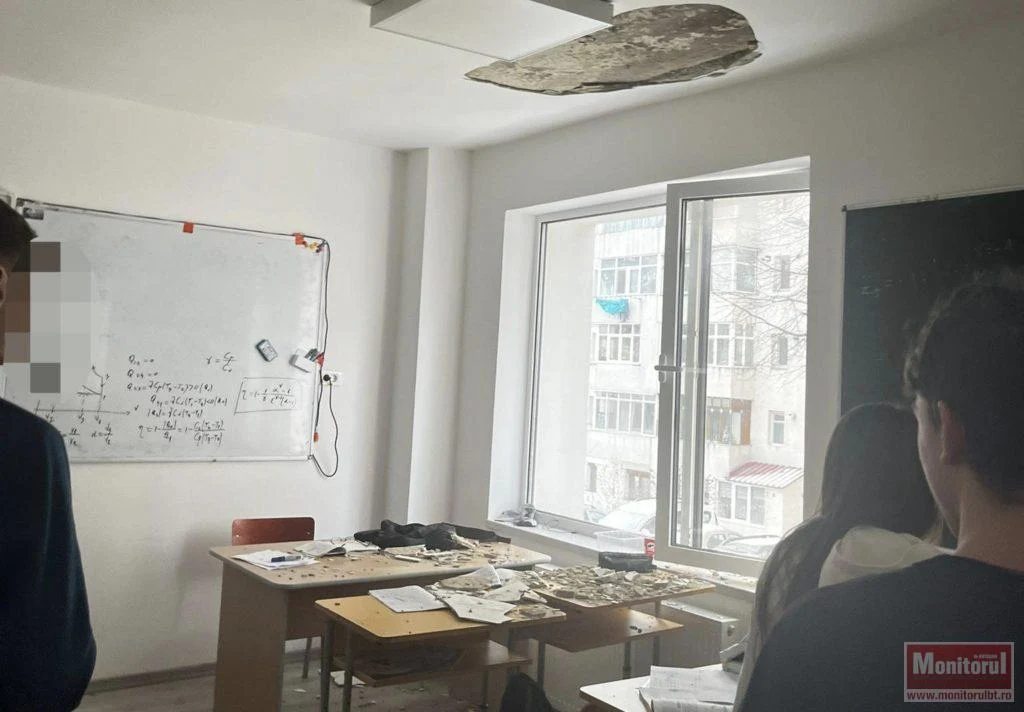 Tavan prăbușit peste elevi, în timpul orei, la un liceu abia renovat din Botoșani